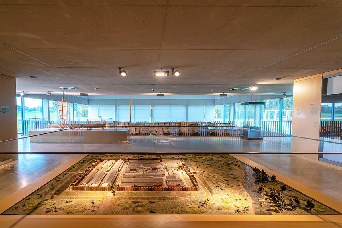 Im Vordergrund ein Modell des Römerkastells von Oberstimm, im Hintergrund die in der Nähe gefundenen Bootswracks.