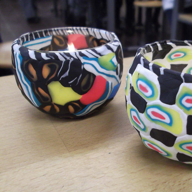 Bunte Windlichter mit Fimo-Verzierung nach dem Vorbild antiker Millefiori-Gläser.