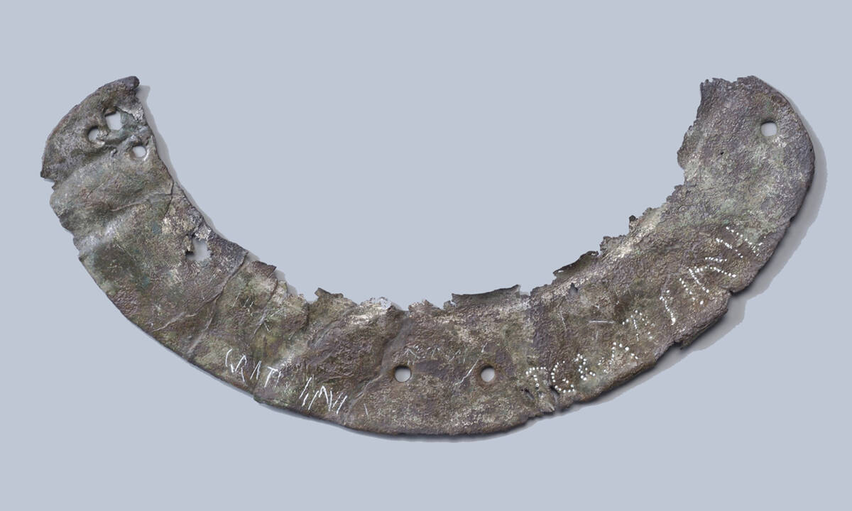 Nackenschutz eines römischen Helms mit Punzinschrift aus Oberstimm.