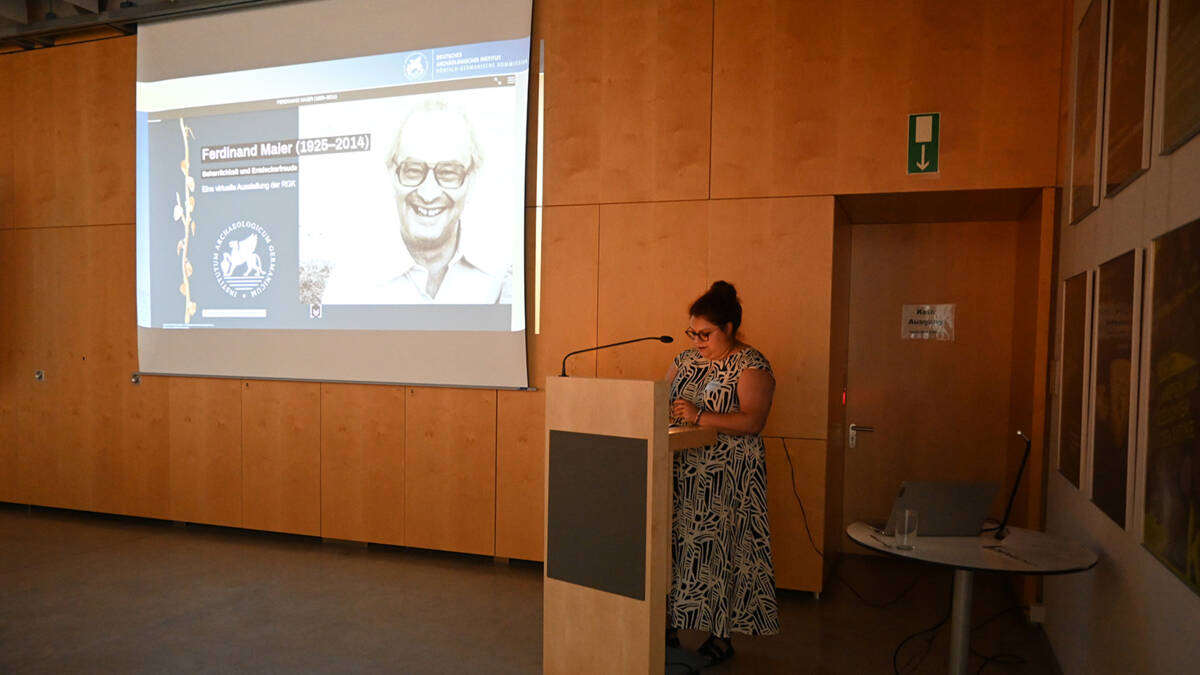 Gabriela Thummerer präsentierte abschließend die virtuelle Ausstellung »Beharrlichkeit und Entdeckerfreude«, die sie an der RGK unter Mitwirkung von Gabriele Rasbach, Friederike Kranig und Björn Hinrichs entwickelt hat.