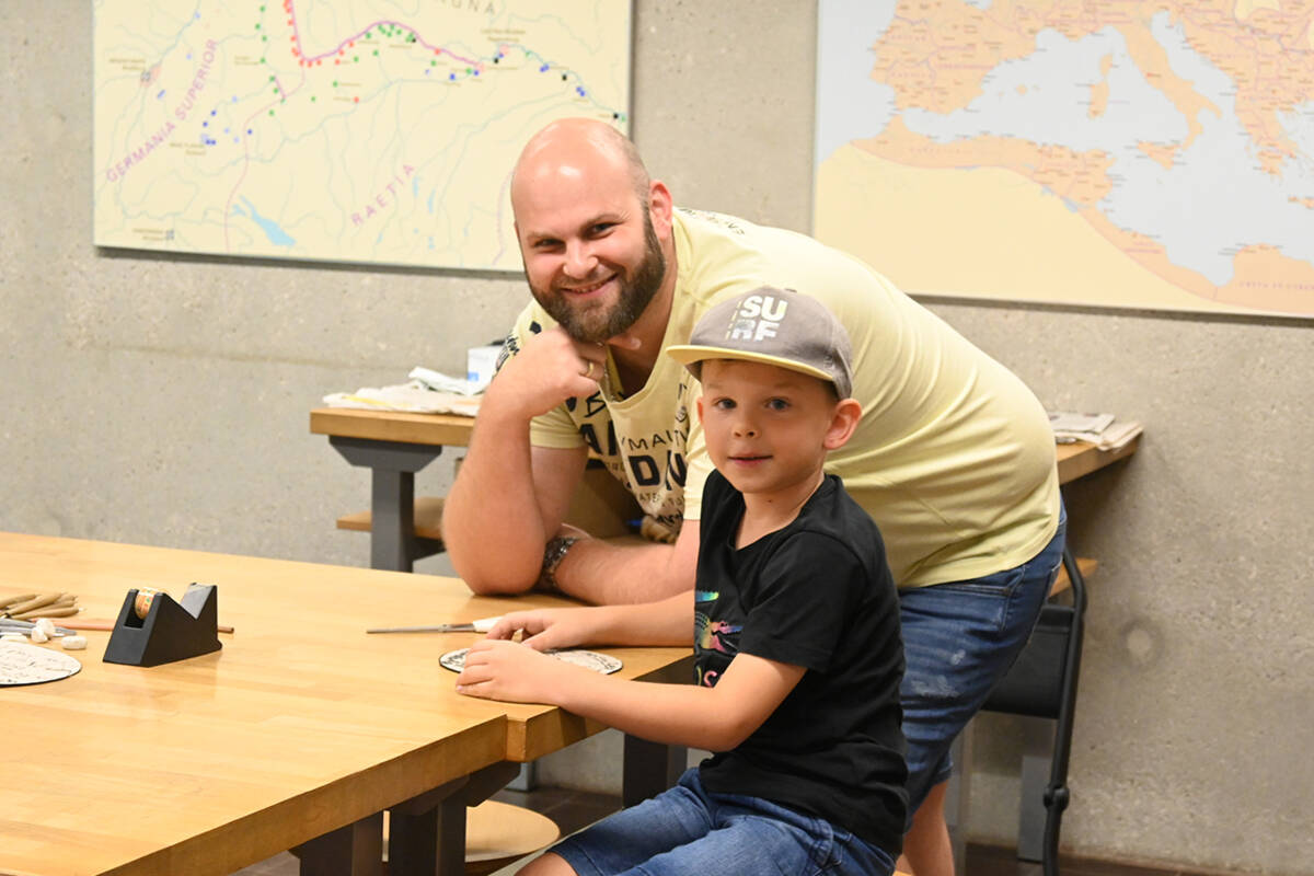 Mit viel Spaß waren Kinder und Eltern dabei, am Ende durften sie ihr eigenes Rundmühlespiel mit nach Hause nehmen.