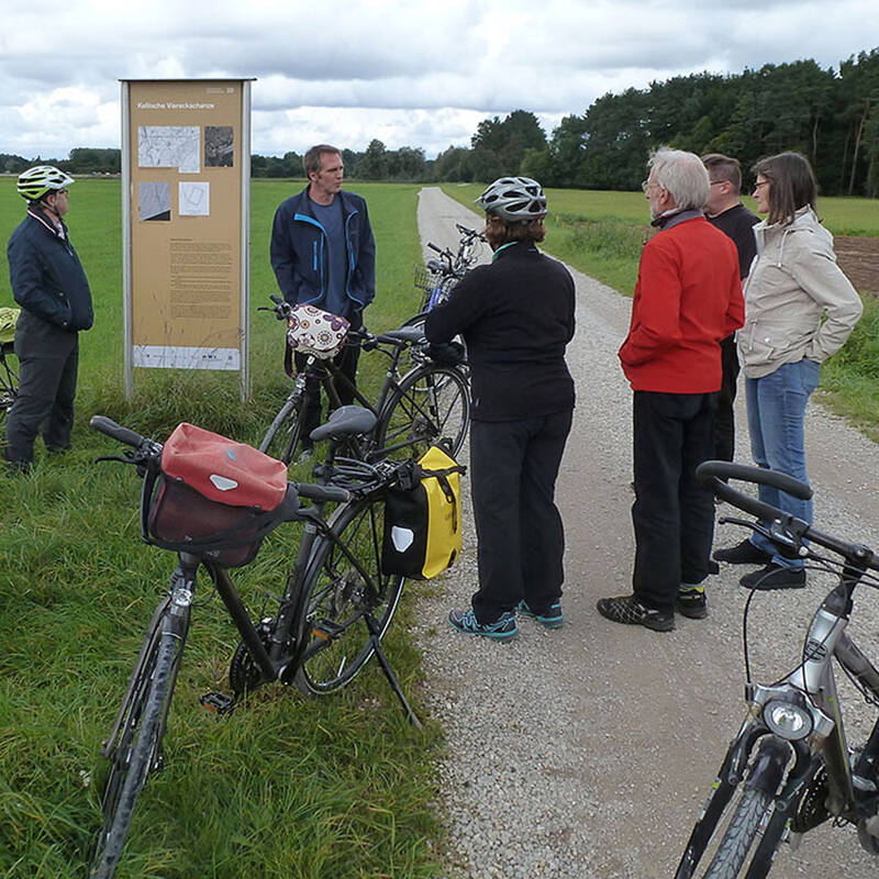 Geländeführung mit Fahrrädern an der keltischen Viereckschanze bei Manching.