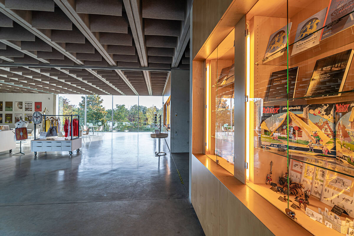 Vitrine und Kleiderständer des Shops im Foyer des kelten römer museums
