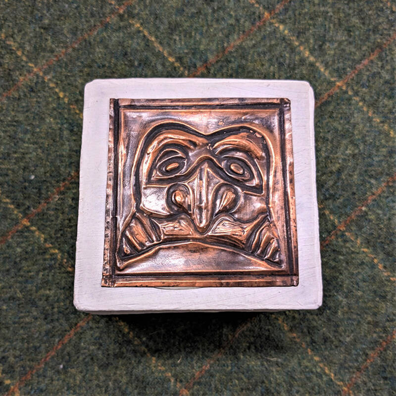 Der Kuperbeschlag des Schmuckkästchens zeigt einen berühmten Eulenkopf aus der Keltenstadt von Manching.