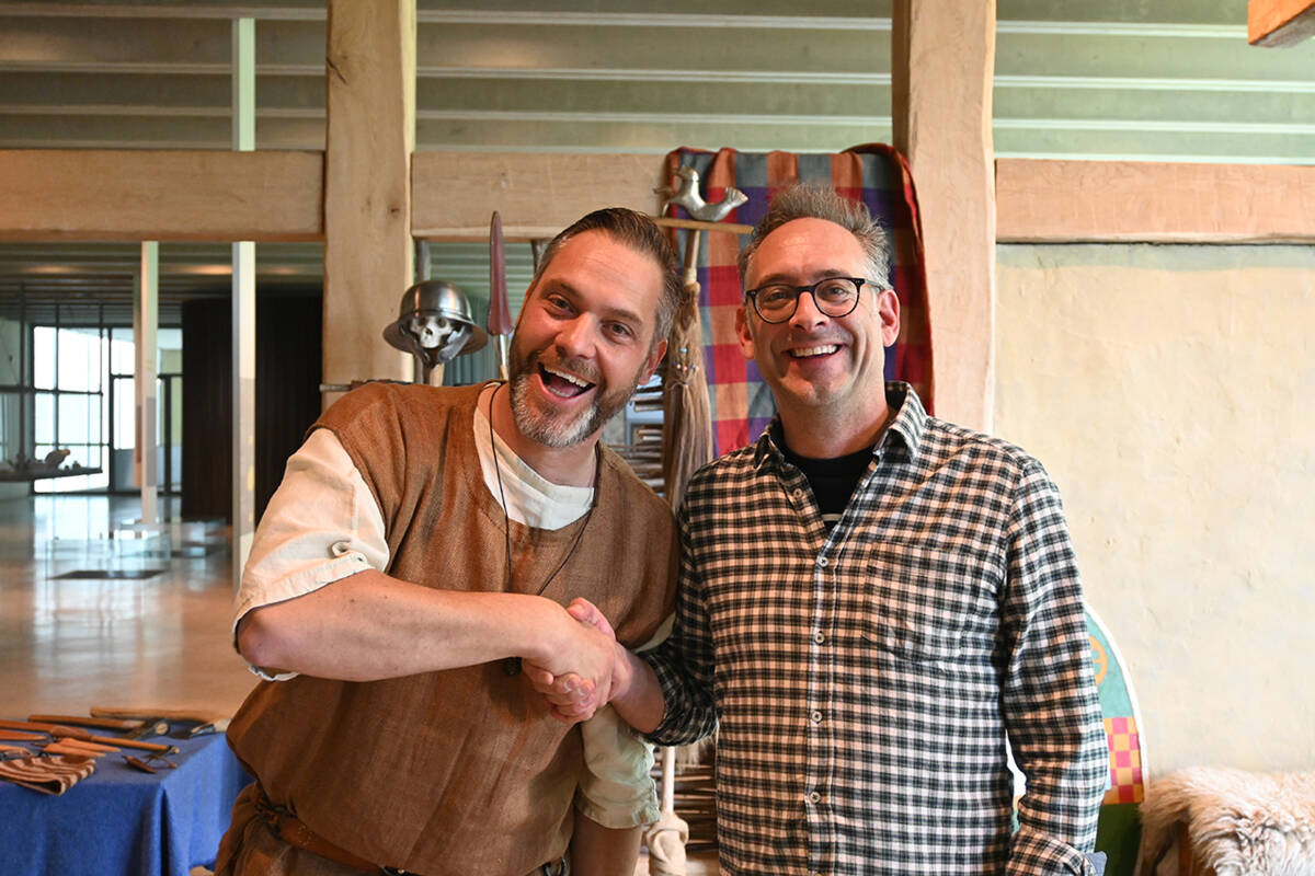 Museumsleiter Tobias Esch M.A. begrüßt Florian Schweiger von der Keltengruppe Gabro Agrani.