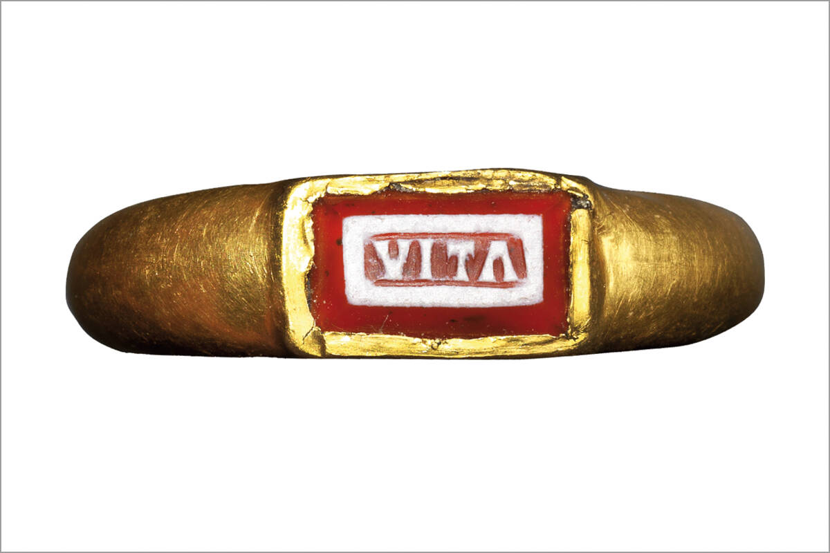 Der Chalzedon-Kameo vom Lorenzberg bei Epfach ist in einen goldenen Fingerring eingefasst und trägt die Inschrift »VITA«, 2. Hälfte 2. Jh. – frühes 3. Jh. n. Chr.