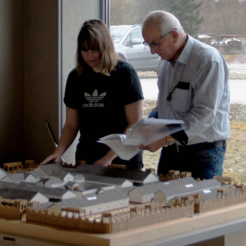 Blinde Individualbesucherin mit Begleitperson am Tastmodell des Römerkastells Oberstimm.