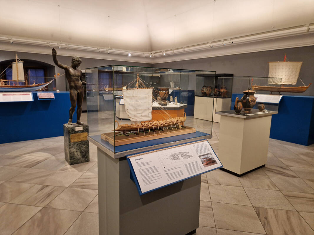 In der Sonderausstellung werden Schiffsmodelle antiken Objekten mit maritimen Bezug gegenübergestellt.