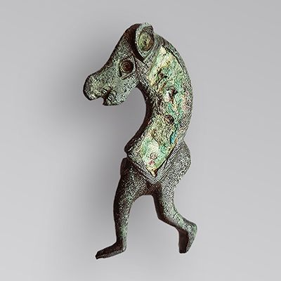 Eselfibel aus dem Kastell-Vicus von Oberstimm. · © krm manching & Stadtmuseum Ingolstadt / Foto: Markus Strathaus