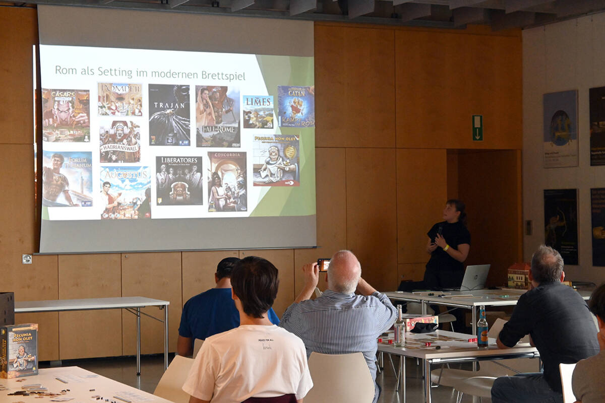 Anna Klara Falke hielt abschließend einen Vortrag zur Geschichte im modernen Brettspiel.