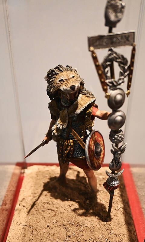 Modell eines signifer in der Sonderausstellung »Im Dienste Roms«.