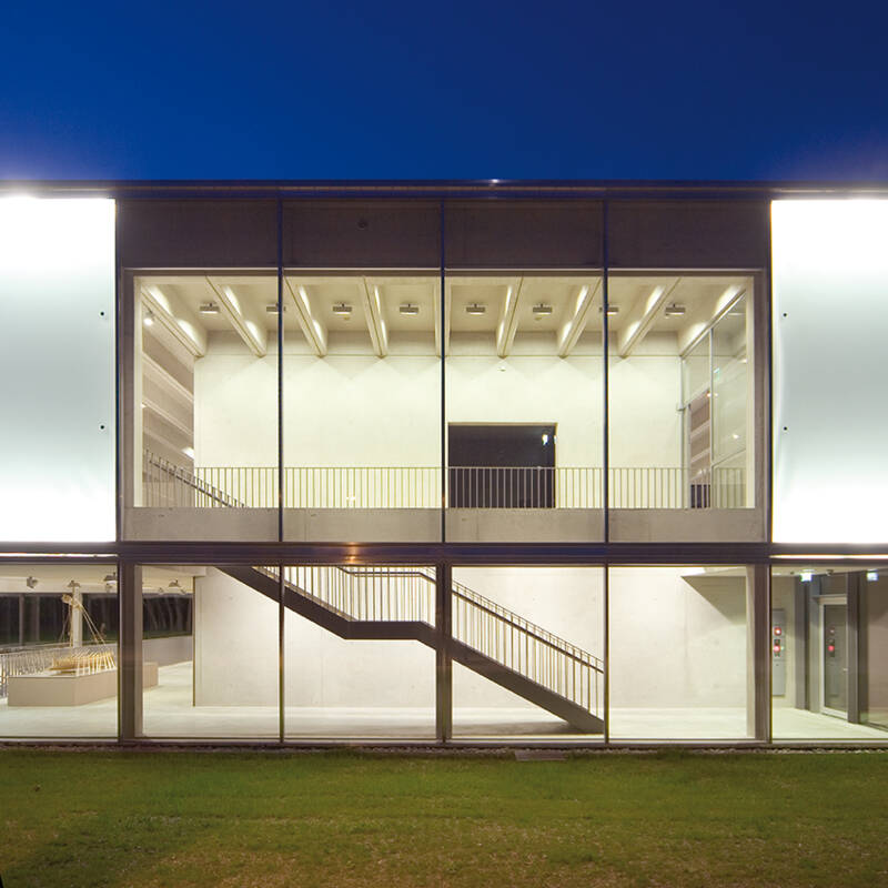 Südliches Treppenhaus des kelten römer museums manching in der Abenddämmerung.