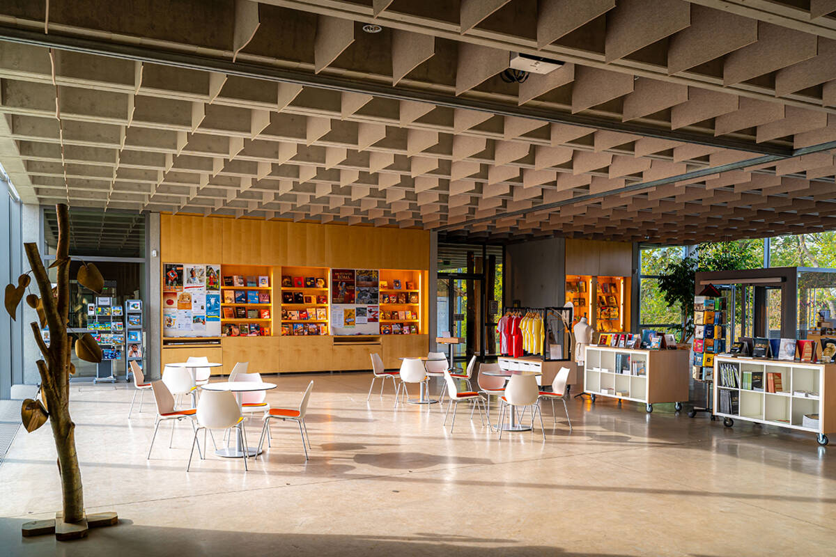 Sitzgelegenheiten und Shop im Foyer des kelten römer museums 1