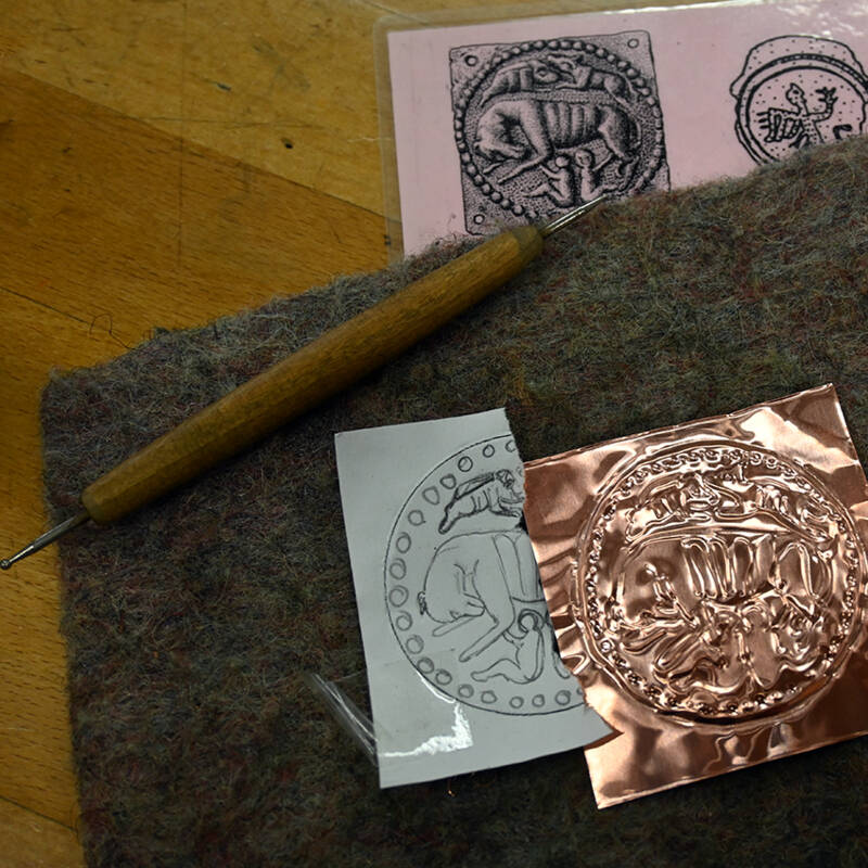 Workshop zum Prägen eines römischen Medaillons.