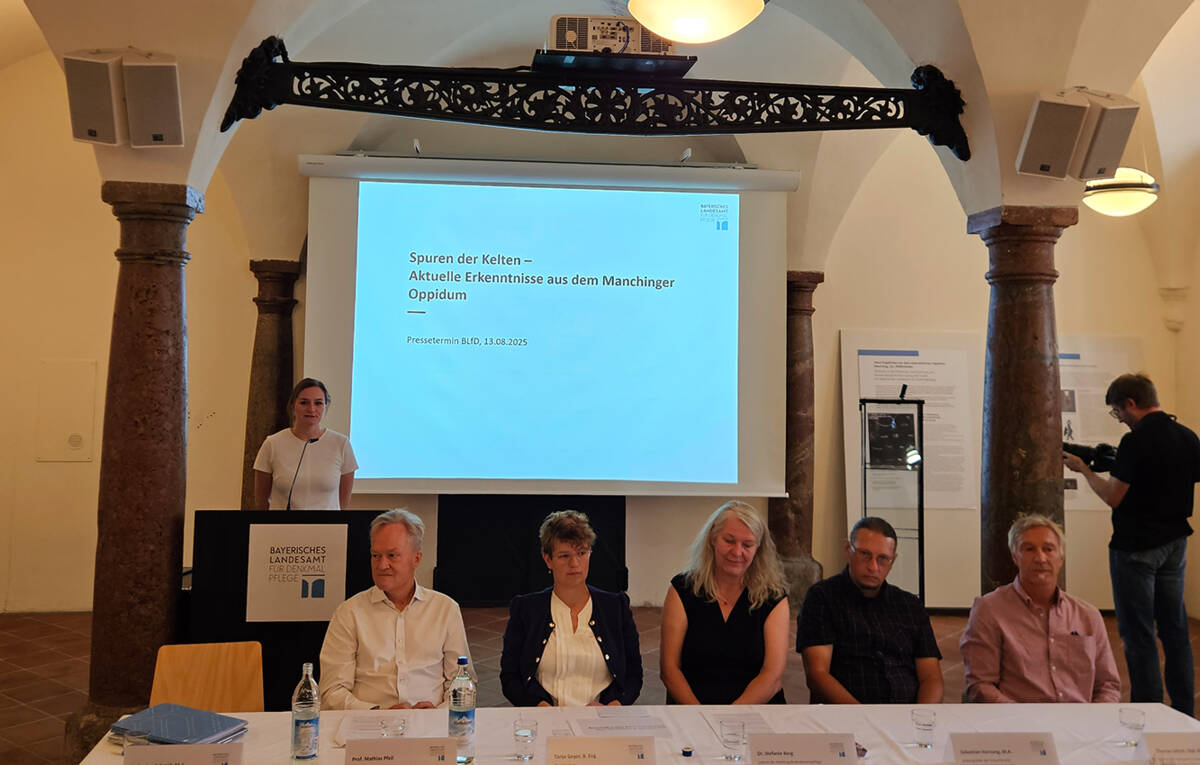 Das Podium: Katharina Schmid (Pressesprecherin BLfD), Mathias Pfeil (Generalkonservator BLfD), Tanja Geyer (Projektleiterin StBA IN), Stefanie Berg (Landesarchäologin BLfD), Sebastian Hornung (Grabungsleiter Pro Arch) und Thomas Stöckl (Restaurator BLfD).