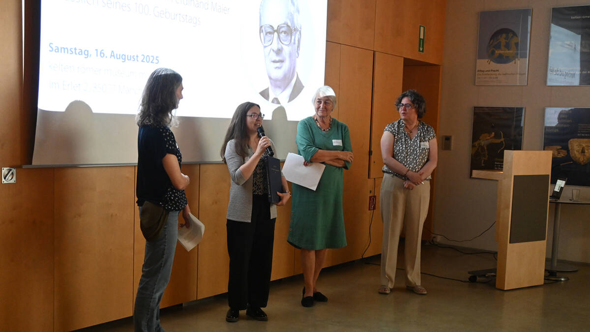 Michèle Eller präsentierte zusammen mit Daniela Heilmann, Susanne Sievers und Kerstin P. Hofmann (alle RGK) die Druckfassung ihrer Dissertation »Das Umland von Manching«.