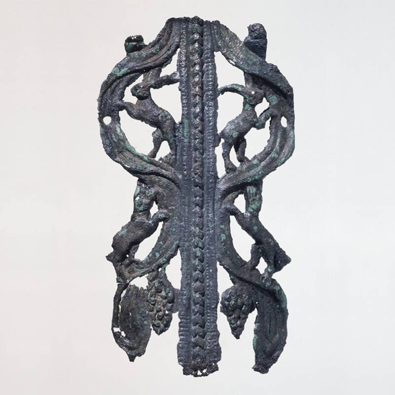 Bronzener Ornamentbeschlag mit Weinranken, Hasen und Hunden aus dem römischen Militärkastell von Oberstimm.