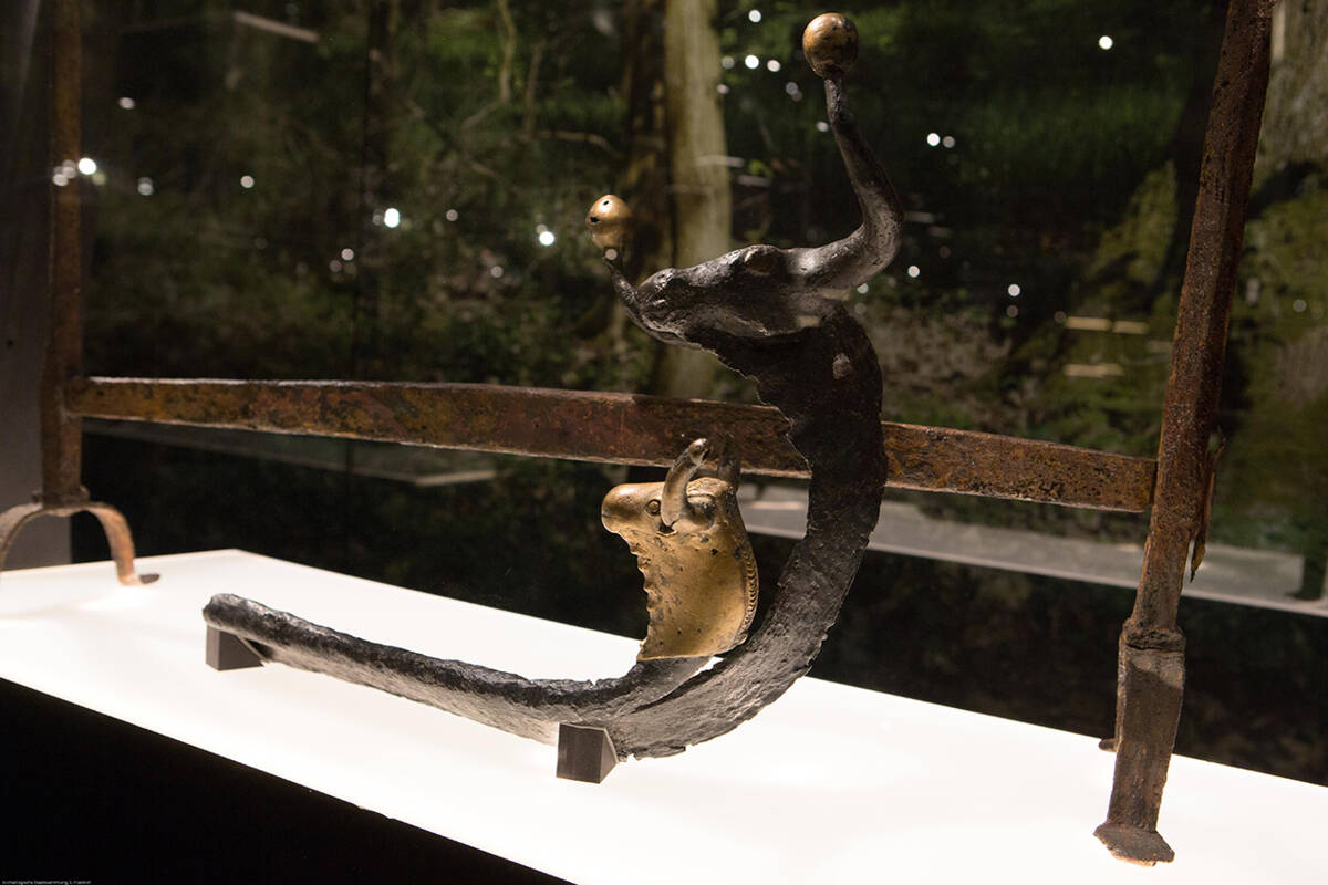 Feuerböcke mit Stierköpfen aus Oberried und Mörslingen, 1. Jh. v. Chr.