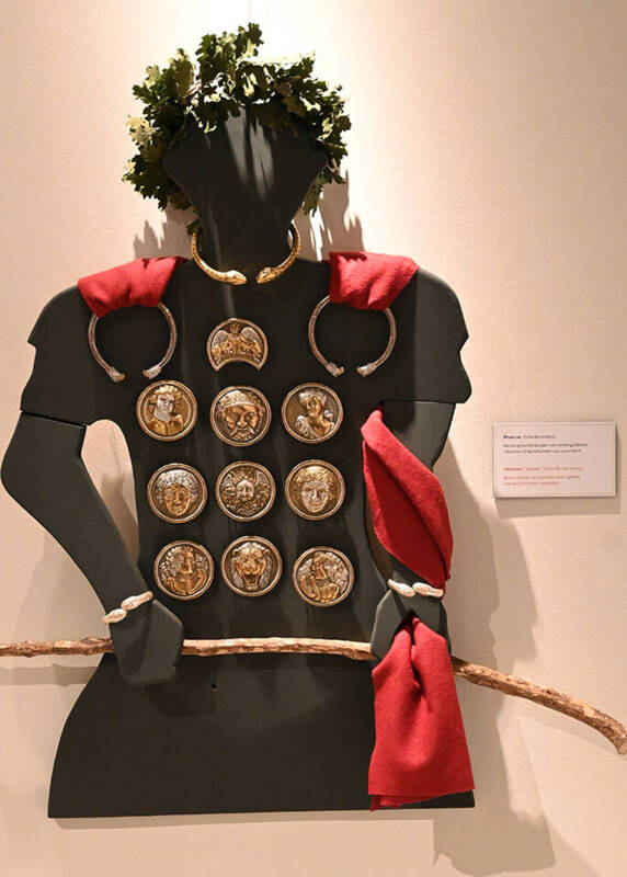 Repliken römischer phalaere in der Sonderausstellung »Im Dienste Roms«.
