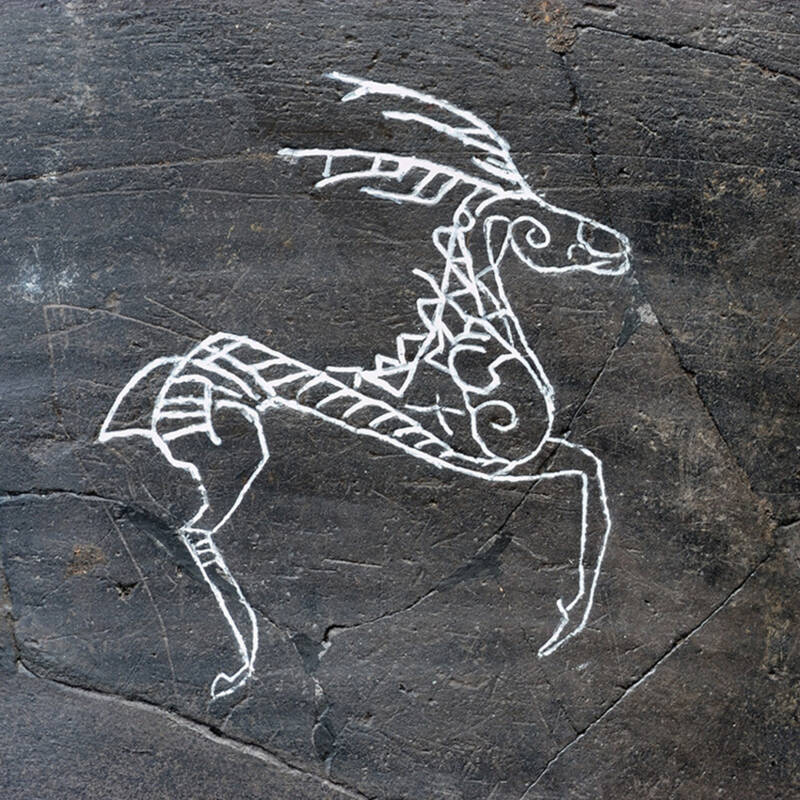 Die Hirschfigur könnte auf den keltischen Gott Cernunnos hinweisen, der teilweise auch als menschliches Mischwesen mit Hirschgeweih dargestellt wurde.