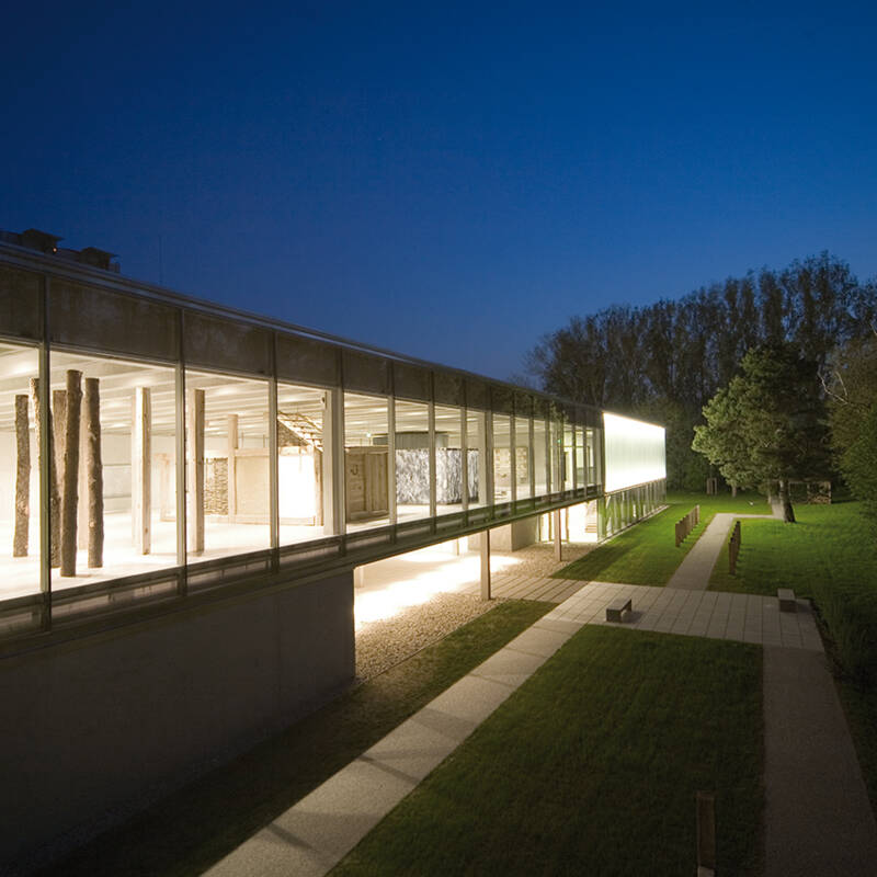 Beleuchtete Nordfassade des kelten römer museums manching in der Abenddämmerung.