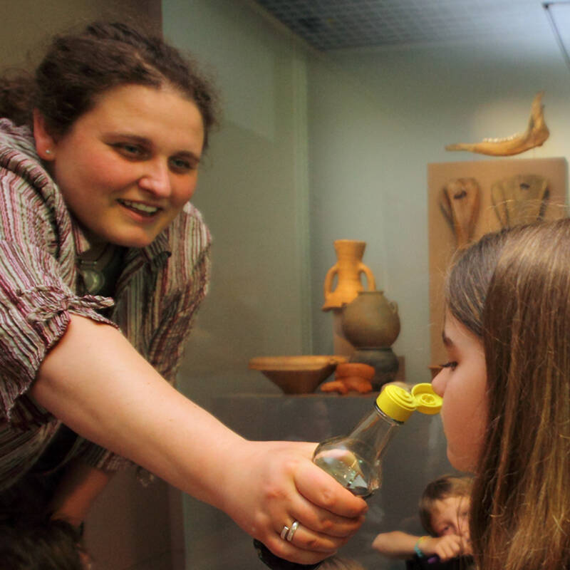Wie roch eigentlich römische Fischsoße? Dies können Kinder bei einer Führung selbst herausfinden.