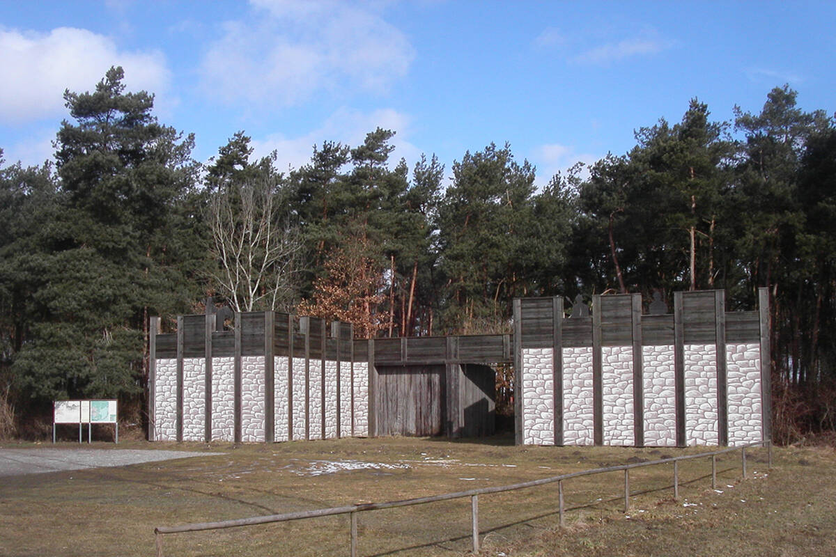 Die vom Keltisch-Römischen Freundeskreis Manching erstellte Kulisse eines keltischen Tores mit sogenannter Pfostenschlitzmauer.