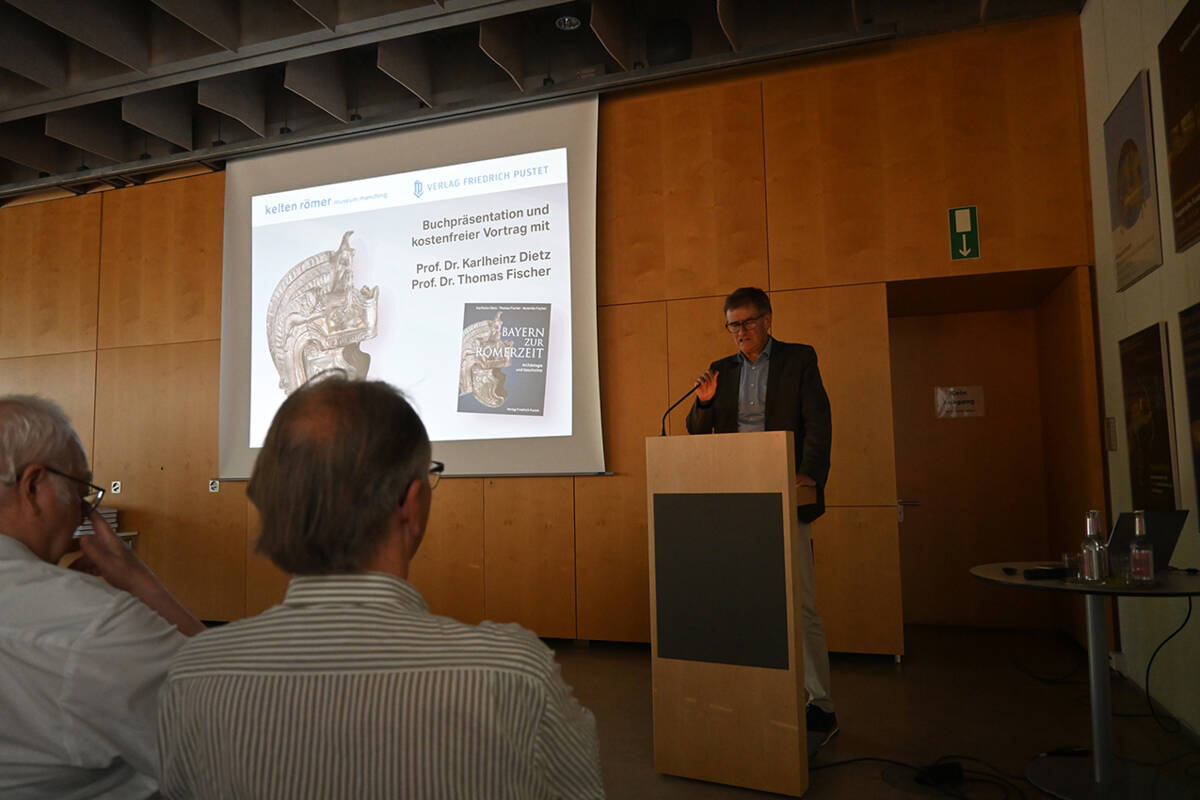 Verleger Fritz Pustet sprach ein Grußwort und dankte allen beteiligten Personen.