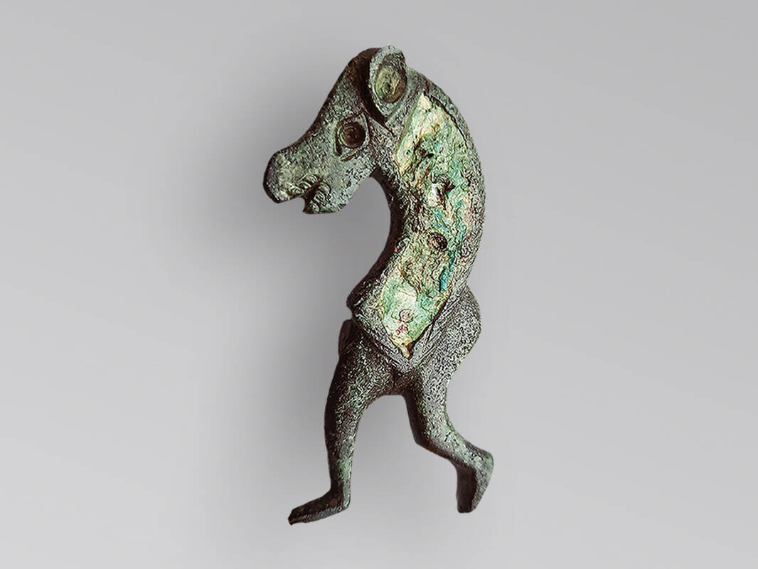 Eselfibel aus dem Kastell-Vicus von Oberstimm. Hier ist das Original im Stadtmuseum Ingolstadt abgebildet; in unserer Dauerausstellung befindet sich eine Kopie.