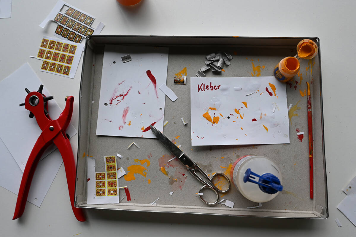 Dabei sollen die Gäste Miniaturschilde möglichst schnell bekleben und bemalen.