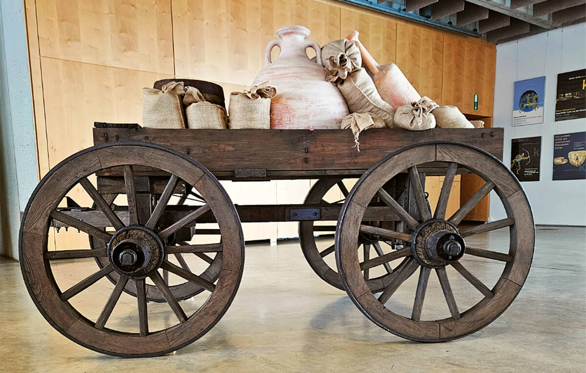Nachbau eines römischen Karrens im Foyer.