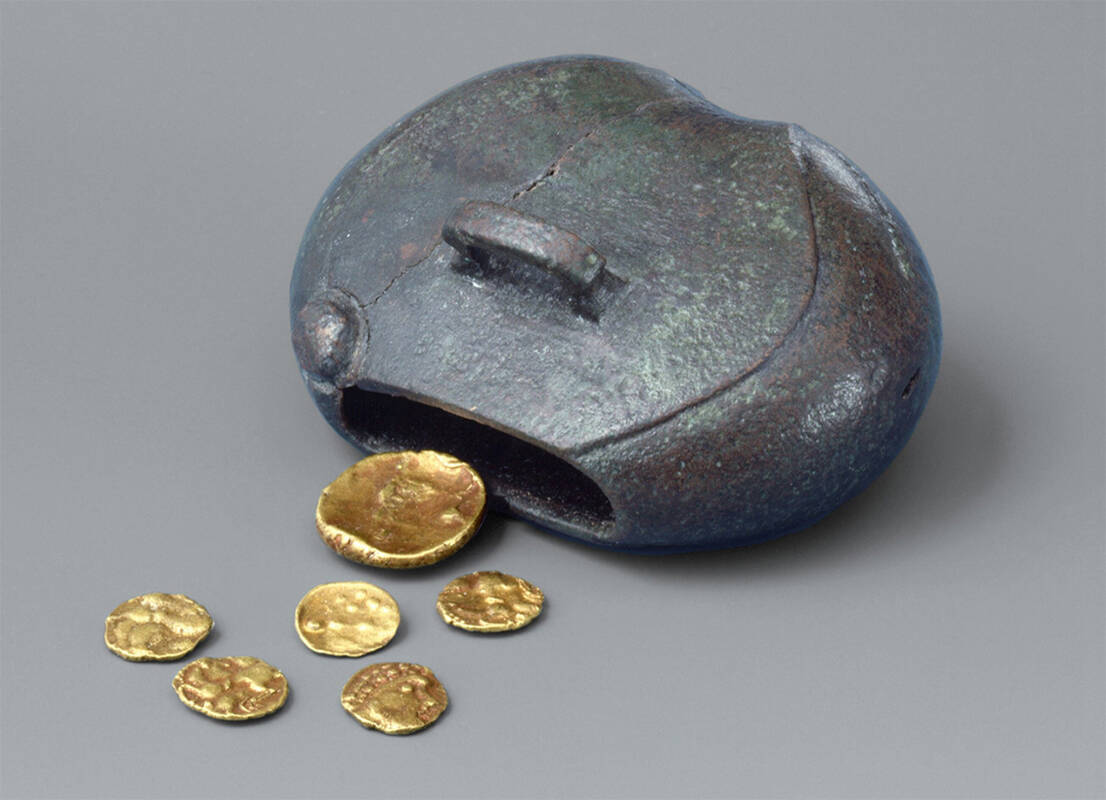 Geldbörse mit keltischen Kleingoldmünzen und einem sogenannten Regenbogenschüsselchen aus Manching.