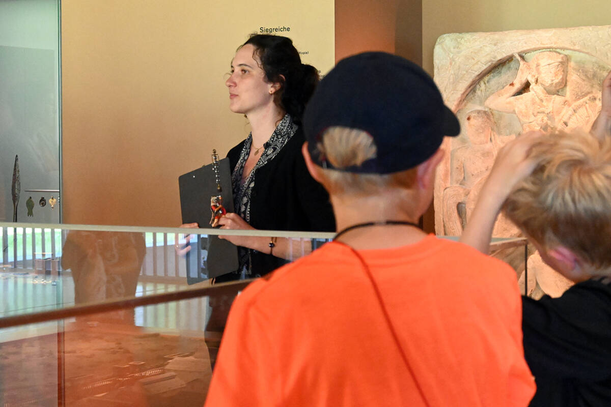 Vor ihrem Workshop »Geölt & geschmiert« bot Jasmin Braun M.A. eine Kurzführung zum Römerkastell von Oberstimm an.