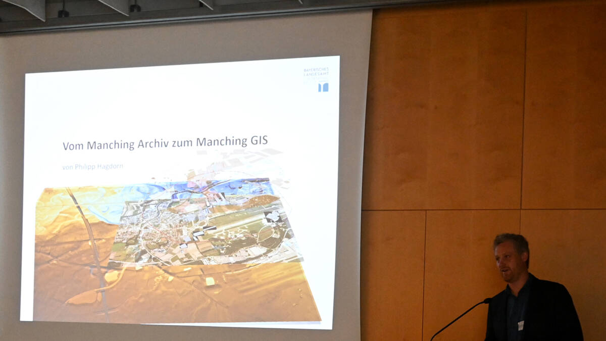 Philipp Hagdorn stellte das Manching-GIS vor, ein Geoinformationssystem, das am Bayerischen Landesamt für Denkmalpflege zur Dokumentation und Auswertung der Manchinger Feldforschungen dient.