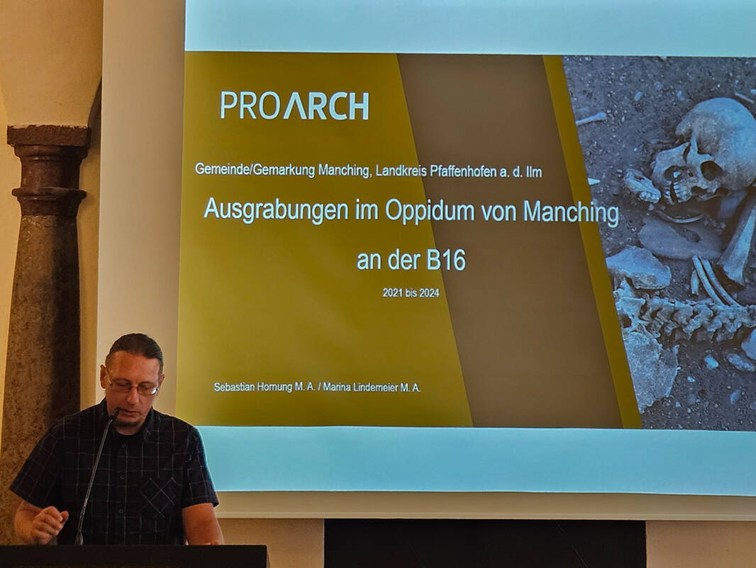 Grabungsleiter Sebastian Hornung M.A. erläuterte die Feldforschungen an der B16.