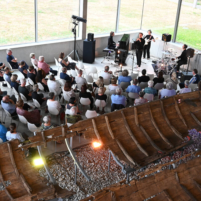 Konzert von Kilian Sladek & Fragments in der Schiffshalle des Museums, organisiert durch den Keltisch-Römischen Freundeskreis Manching e.V.