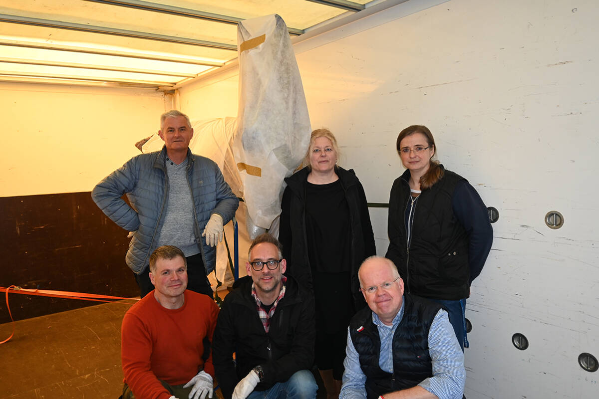 Mit Unterstützung der Kolleg:innen vom Armeemuseum Ingolstadt und Thomas Kurtz wird Renate verladen.