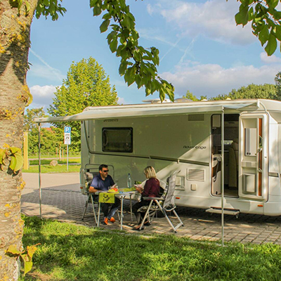 Der Parkplatz »Am Braunweiher« bietet ganzjährig ca. 30 kostenlose Caravan- und Wohnmobilstellplätze sowie die Möglichkeit zur Frischwasserversorgung und Abwasserentsorgung.