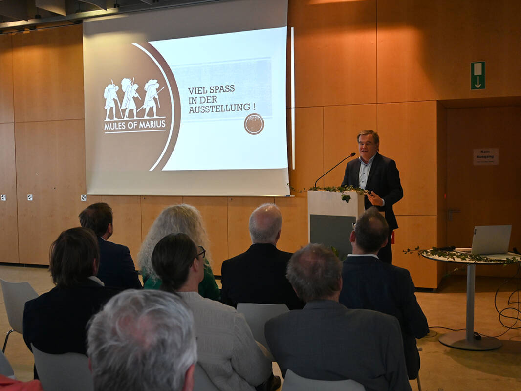 Landrat Albert Gürtner spricht ein Gußwort und dankt allen Beteiligten der Sonderausstellung.