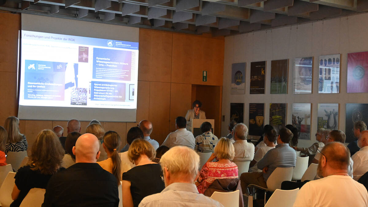 In Ihrer Einführung gab Kerstin P. Hofmann, leitende Direktorin der RGK, einen Überblick über Leben und Werk von Ferdinand Maier.