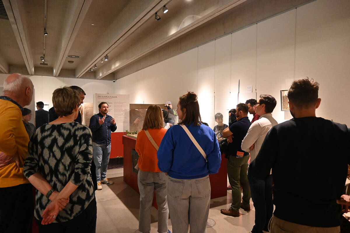 Bei einer interaktiven Führung mit Markus Strathaus erkunden die Gäste die aktuelle Sonderausstellung »Roms Armee im Feld«.