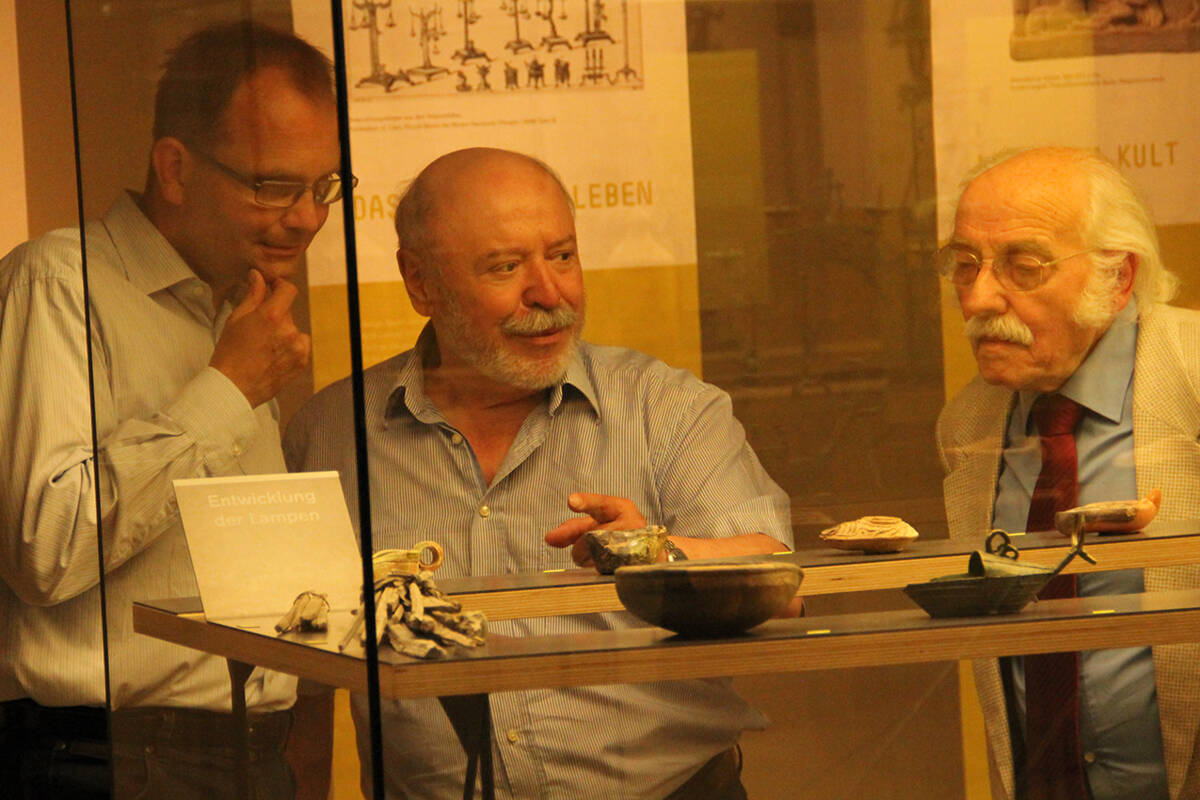 Besucher in der Sonderausstellung »Licht«.