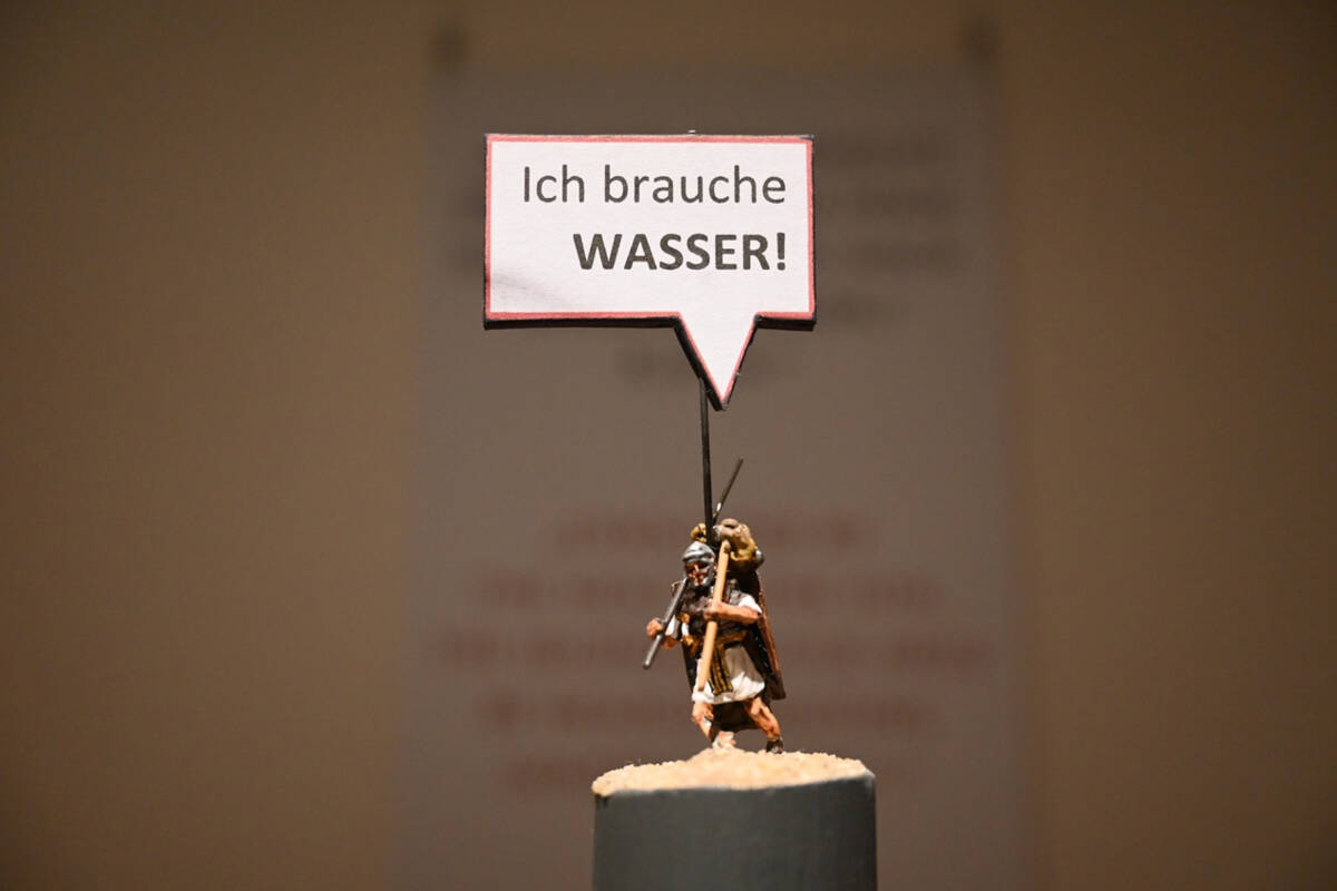 Ich brauche Wasser! Durstiger Miniaturrömer in der Sonderausstellung »Roms Armee im Feld«.