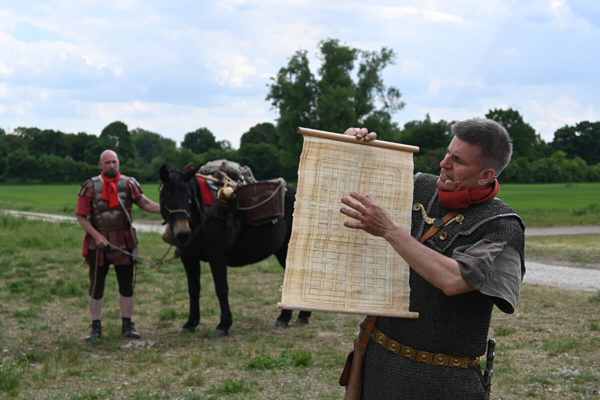 Christian von den Equites Digni erläutert den Aufbau eines römischen Feldlagers.