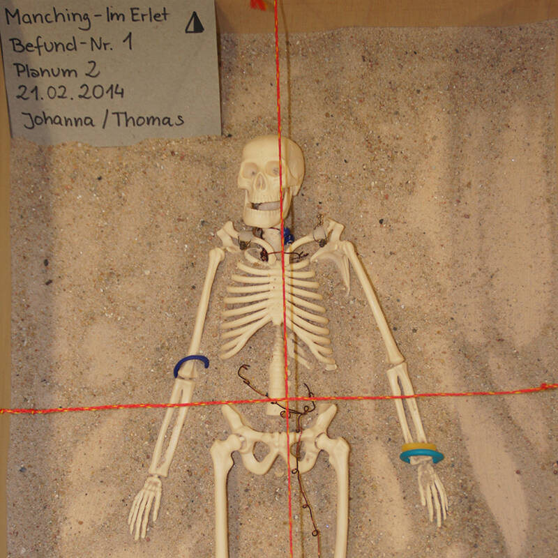 Bei diesem Workshop werden die Kinder zu kleinen Archäolog*innen und führen eine eigene »Ausgrabung« durch.