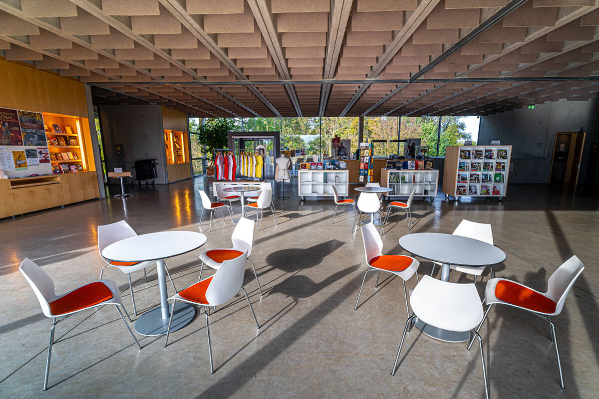 Sitzgelegenheiten und Shop im Foyer des kelten römer museums 2