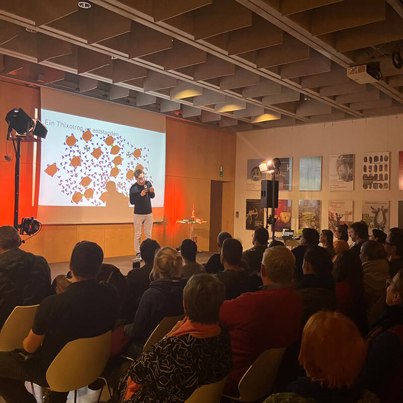 1. Manchinger Science Slam »HEUREKA!« am 11.11.2022 im Museumsfoyer, hier mit Matthias Mader.