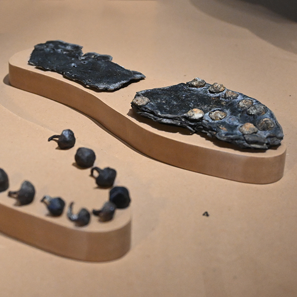 Römische Schuhnägel und Ledersohle aus Oberstimm. · krm manching / Foto: Henrike Wachsmuth