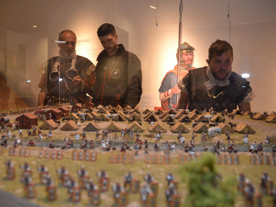 Römer aus Zinn, Farbe sowie Fleisch und Blut.