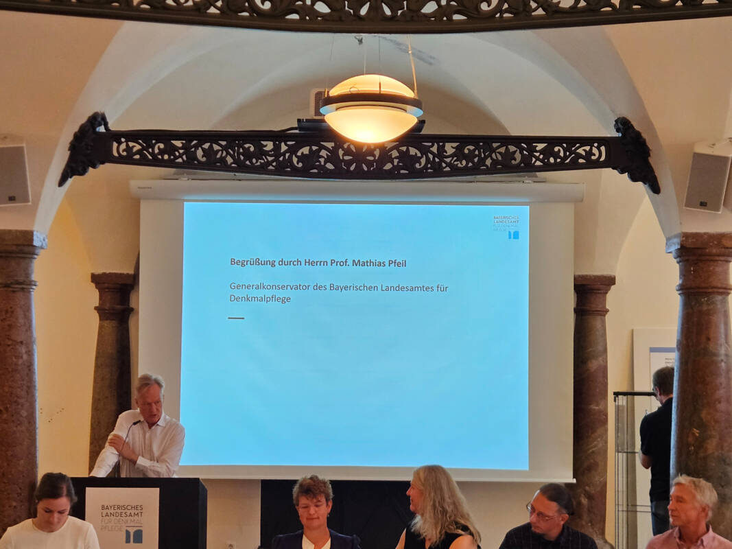 Generalkoservator Prof. Mathias Pfeil betonte bei seiner Begrüßung die herausragende Bedeutung der Keltenstadt von Manching.